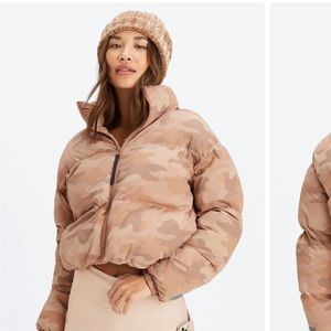 Fabletics Wander Cropped Puffer large teddy/willow bark camo.